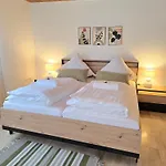 Daire Monteur & Ferienapartment Leidenberger Parkplatz Wlan Kinderspielzimmer *